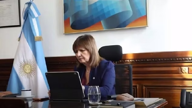 Milei sabe que le bajaron el pulgar, sin embargo, maneja bien la expectativa mientras impulsan a Bullrich 2027